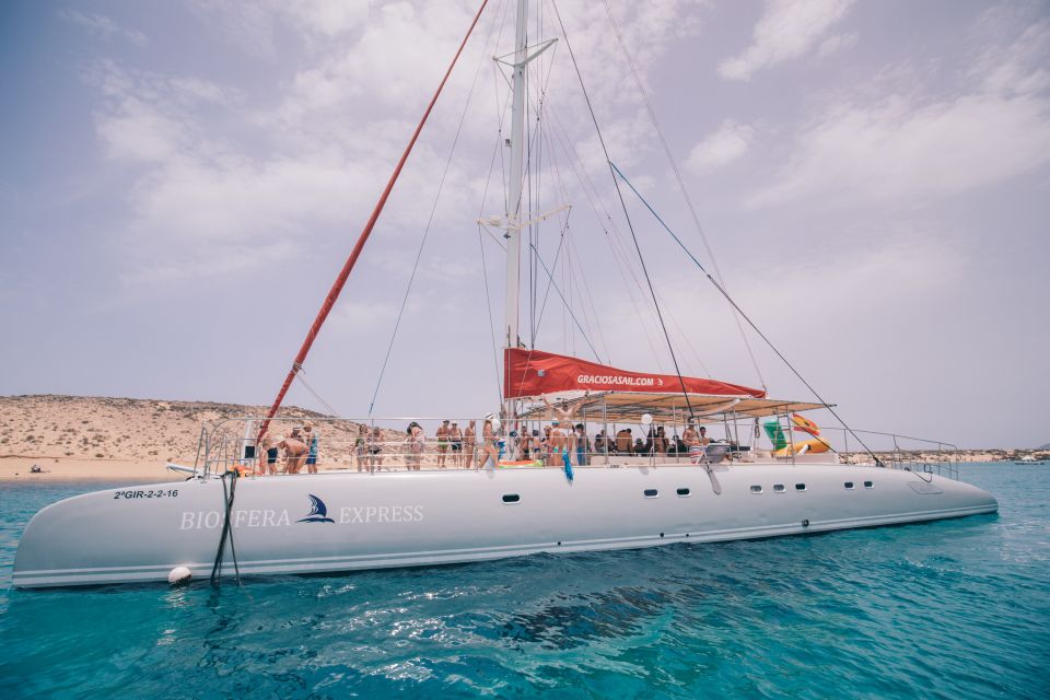 From Lanzarote: Sailing Day Trip Around La Graciosa - Catamaran sailing with welcome drinks and live commentary