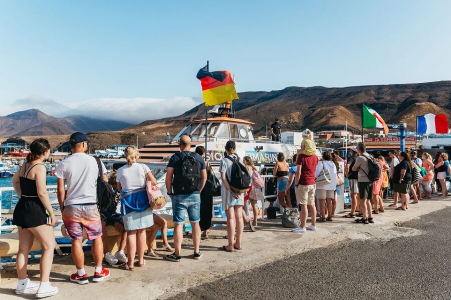 Fuerteventura: Glass Bottom Boat Cruise with Lunch & Drinks - Drinks, Bar Service, and What to Bring On a Hot Day