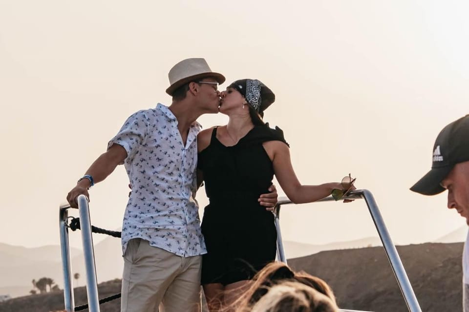 Lanzarote: 2.5-Hour Sunset and Dolphins Cruise - The Sunset Finale: Champagne, Pastries, and Mountain Views