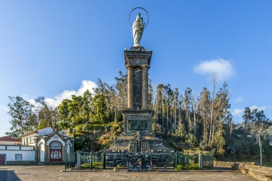 Madeira: Best of the East Tour from Funchal - Santana for lunch: those thatched triangular houses in real life