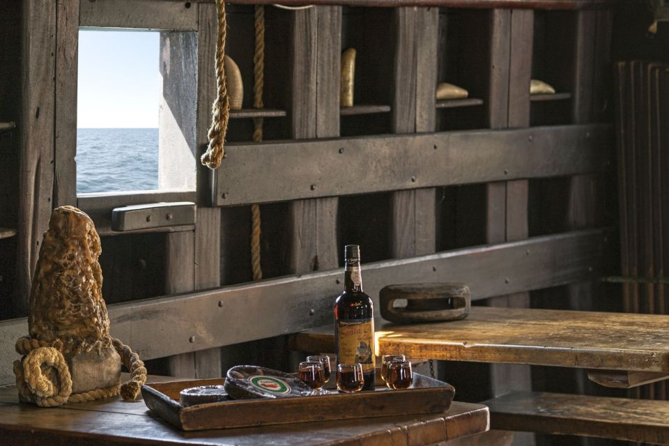 Madeira: Flag Ship Tour aboard Santa Maria de Colombo - Madeira wine and honey cake: the small tasting that lands well