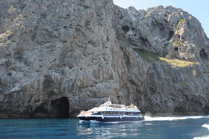 Mallorca in One Day Sightseeing Tour with Boat Ride and Vintage Train - Port de Sóller and the tram: lemons, oranges, and a classic station
