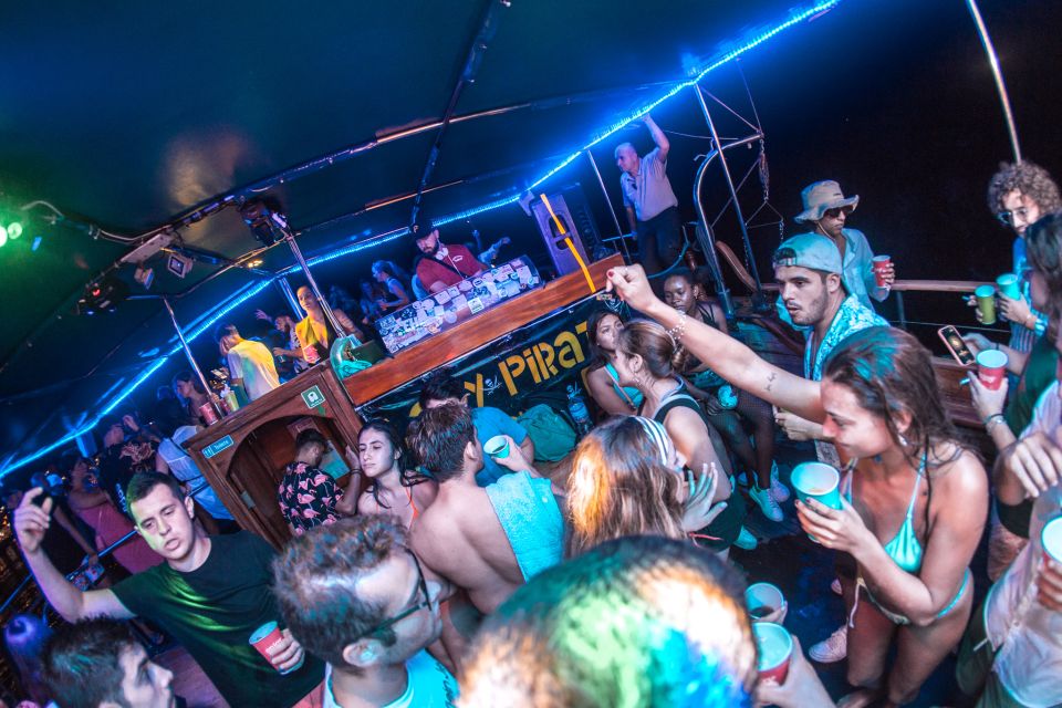 Malta: Lazy Pirate Boat Party with Drinks & Food - Space and Crowd Reality on the Fernandes 2