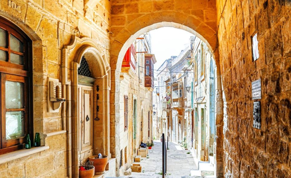 Malta: The Three Fortified Cities Tour including Boat Trip - The start: panoramic Cospicua drive-by (and why you shouldn’t expect a stop)
