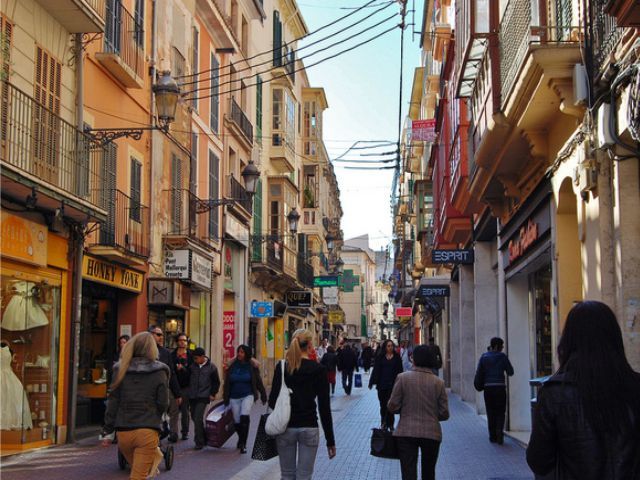Palma de Mallorca: Guided Tour of the Old Town - Patios: the secret-feeling part of Palma’s architecture