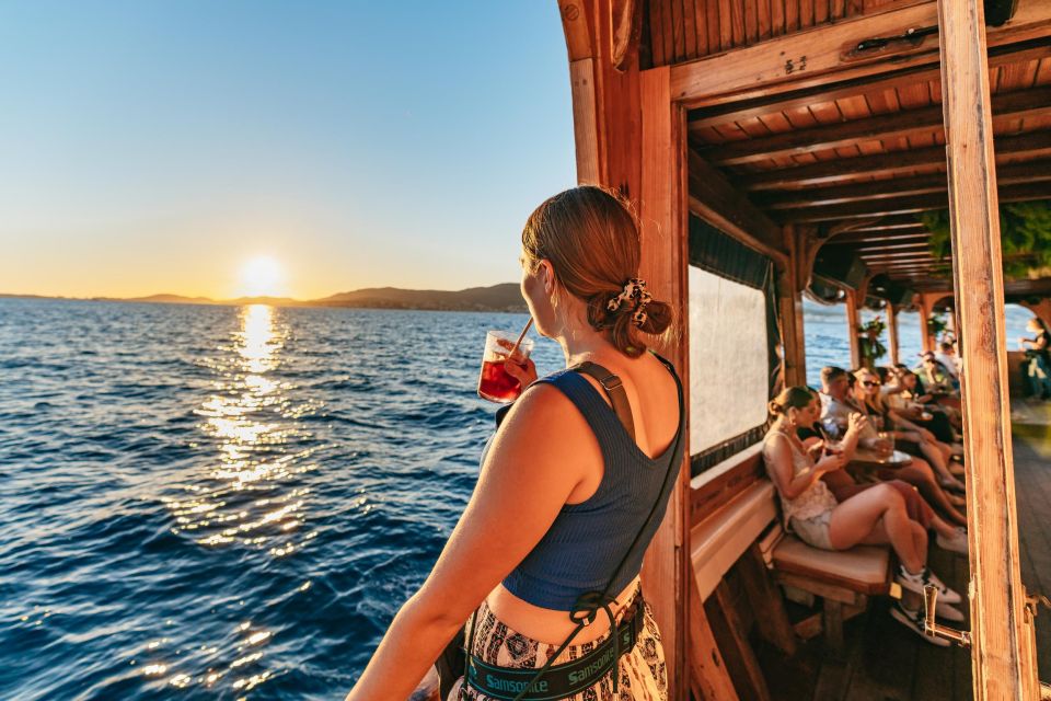 Palma de Mallorca: Sunset Boat Tour - Palma Bay at Sunset: What You’ll See (and Where the Photos Happen)